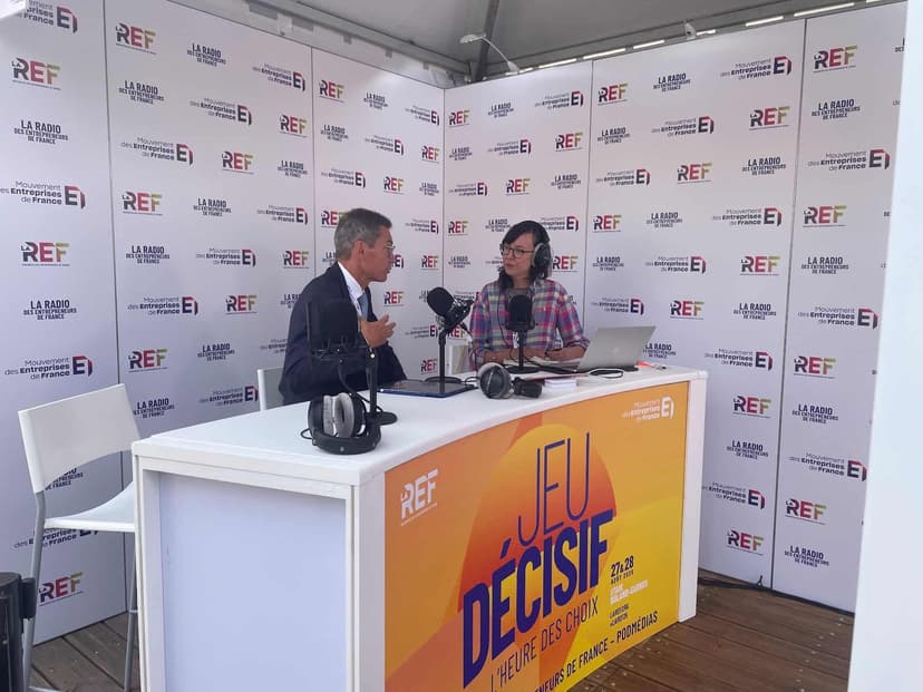Journalistes et techniciens sur un plateau radio événementiel Ibikko